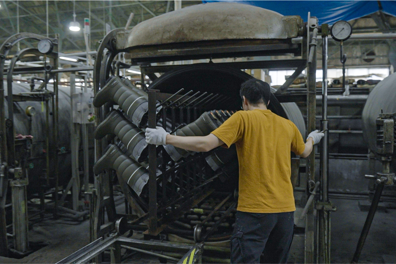 釜の中で熱と圧力をかける